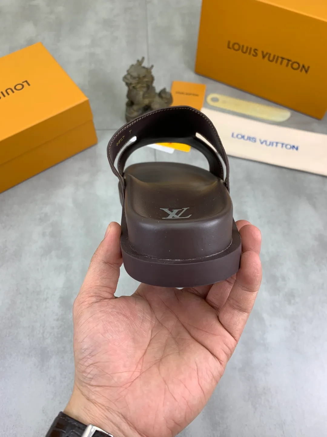 Men's shoes 💰P300💰【New style】🆘 Original quality 【LOUIS VUITTON】The popular Louis Vuitton LV men's slippers on the official website are on sale simultaneously! Original fabric imported from Italy, original factory special supply, code number: 38-44 (45 customized), many colors available